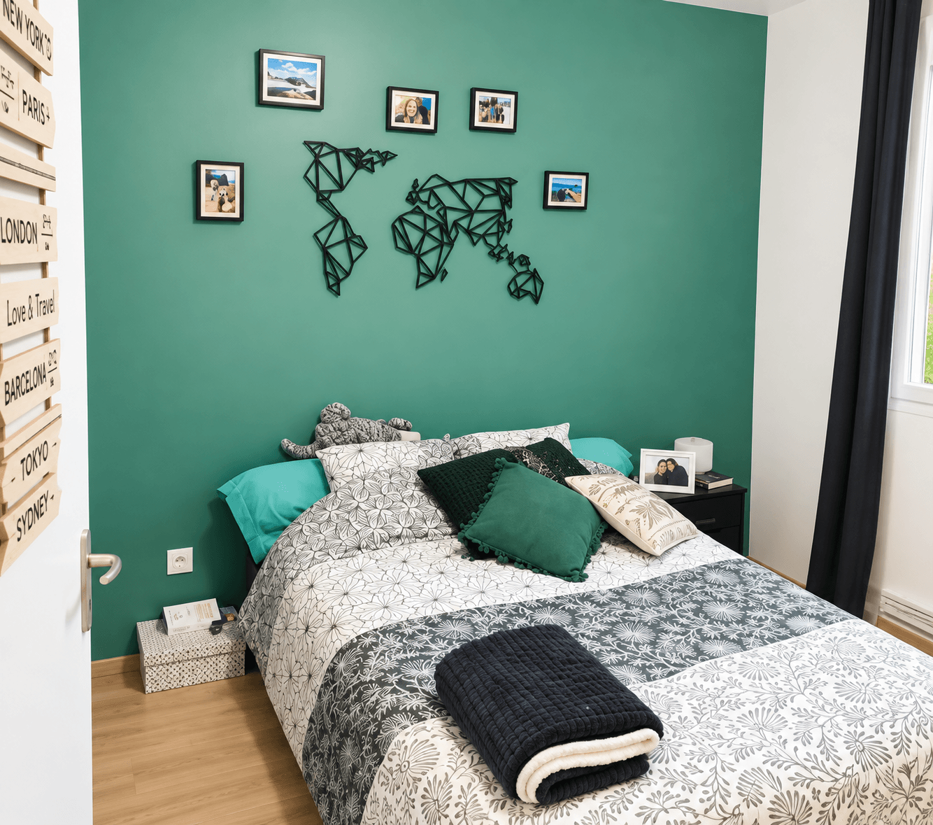 Chambre rénovée avec parquet et mur peint en vert