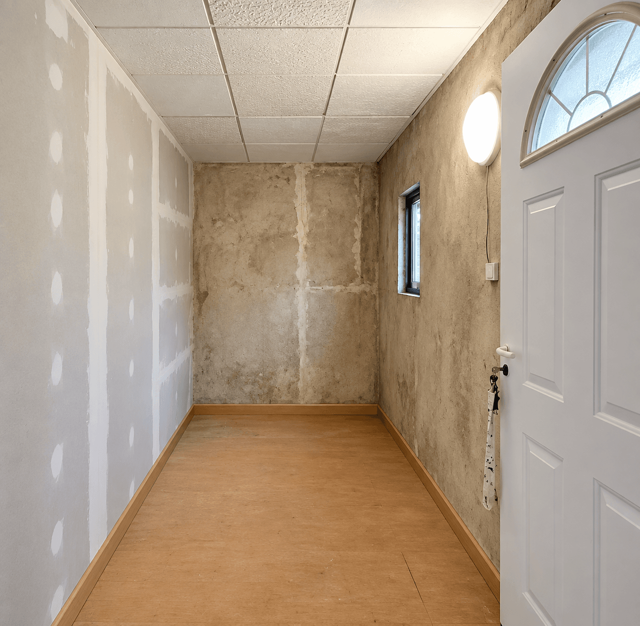 Ancienne buanderie avant rénovation avec plafond et murs non finis
