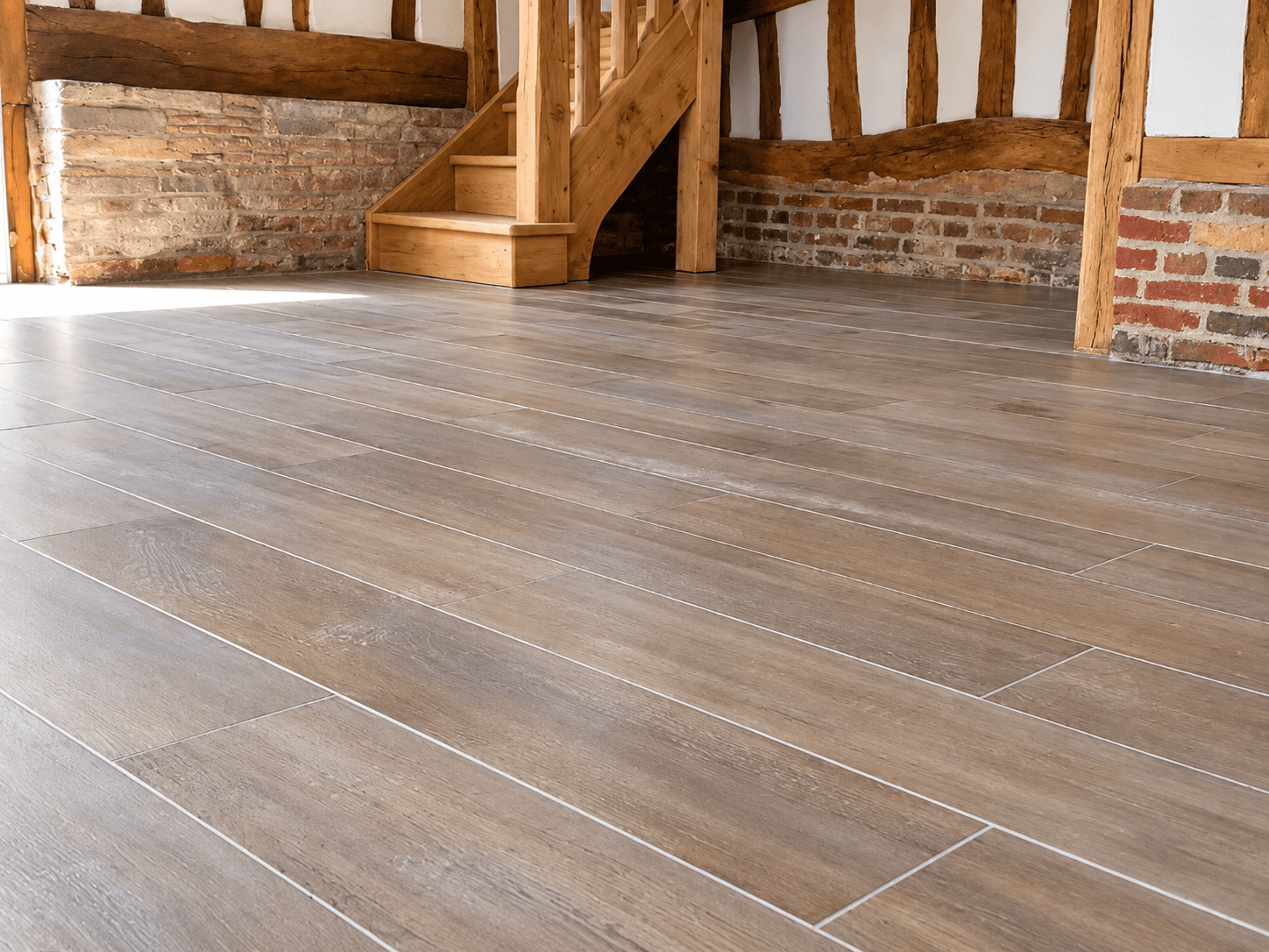 Carrelage imitation parquet dans une longère normande rénovée