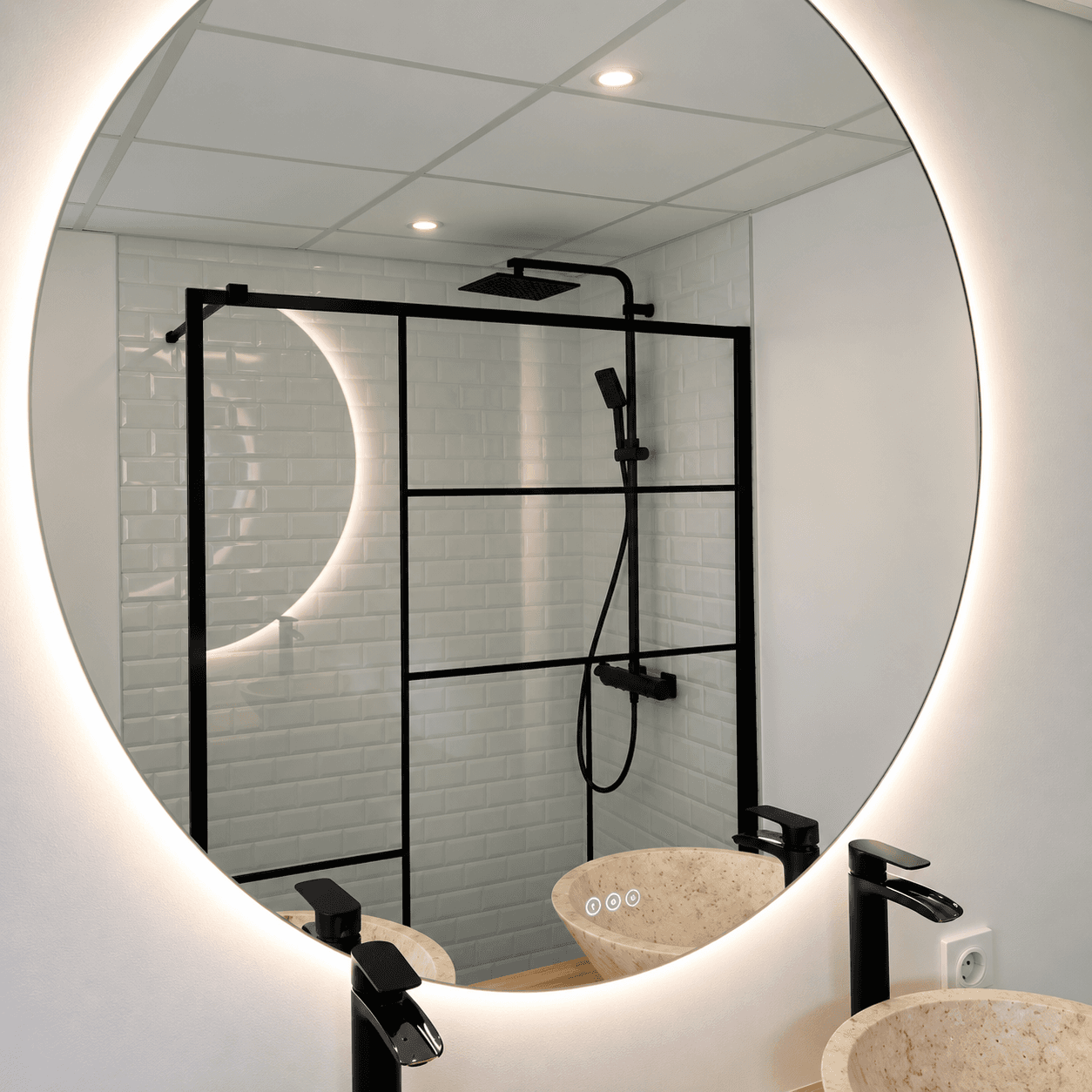 Détail du miroir rond éclairé et de la douche de la salle de bains terminée