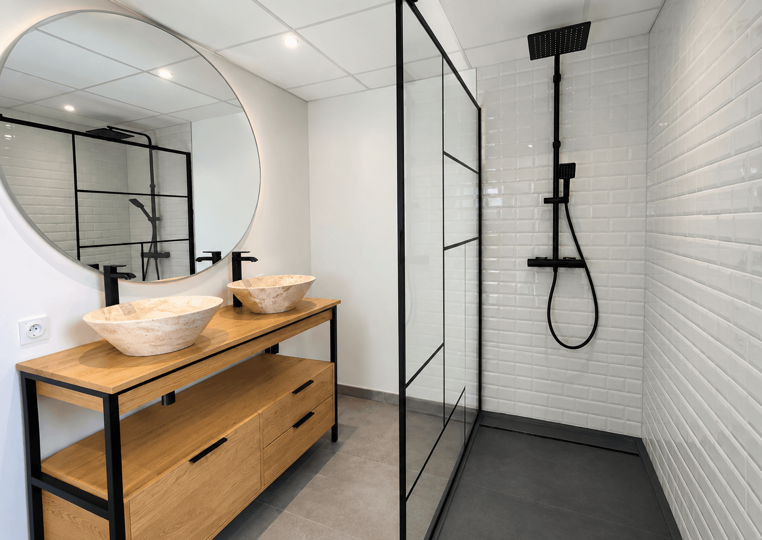 Vue générale de la salle de bains terminée avec double vasque et douche carrelée