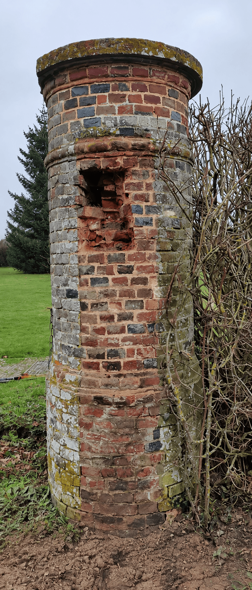Ancien pilier en briques avant restauration avec ouverture, joints dégradés et mousses